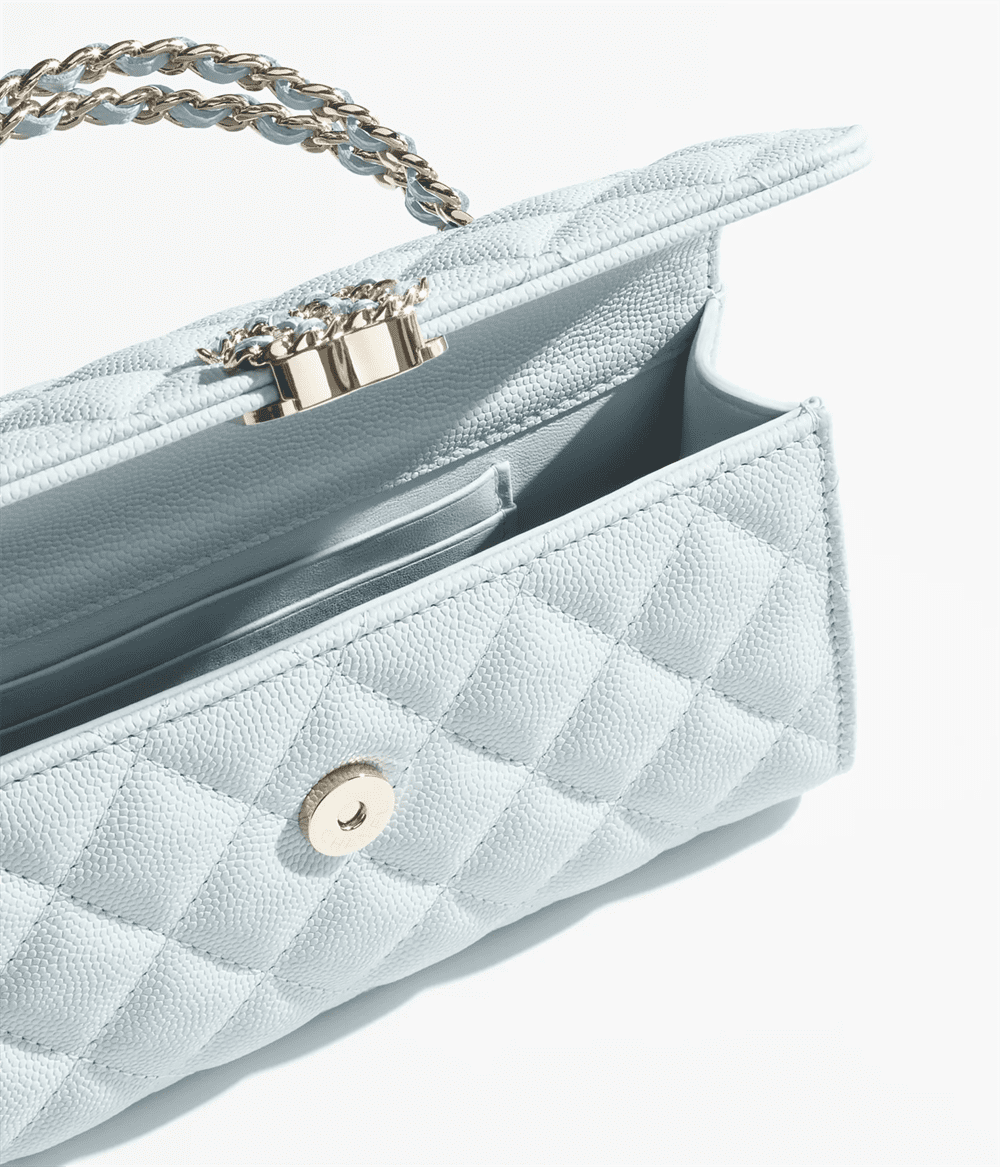 07d91a7893754d17f8d5834b7a821ed9.png Chanel Spring-Summer 2025 Flap Phone Holder with Chain - Image 1