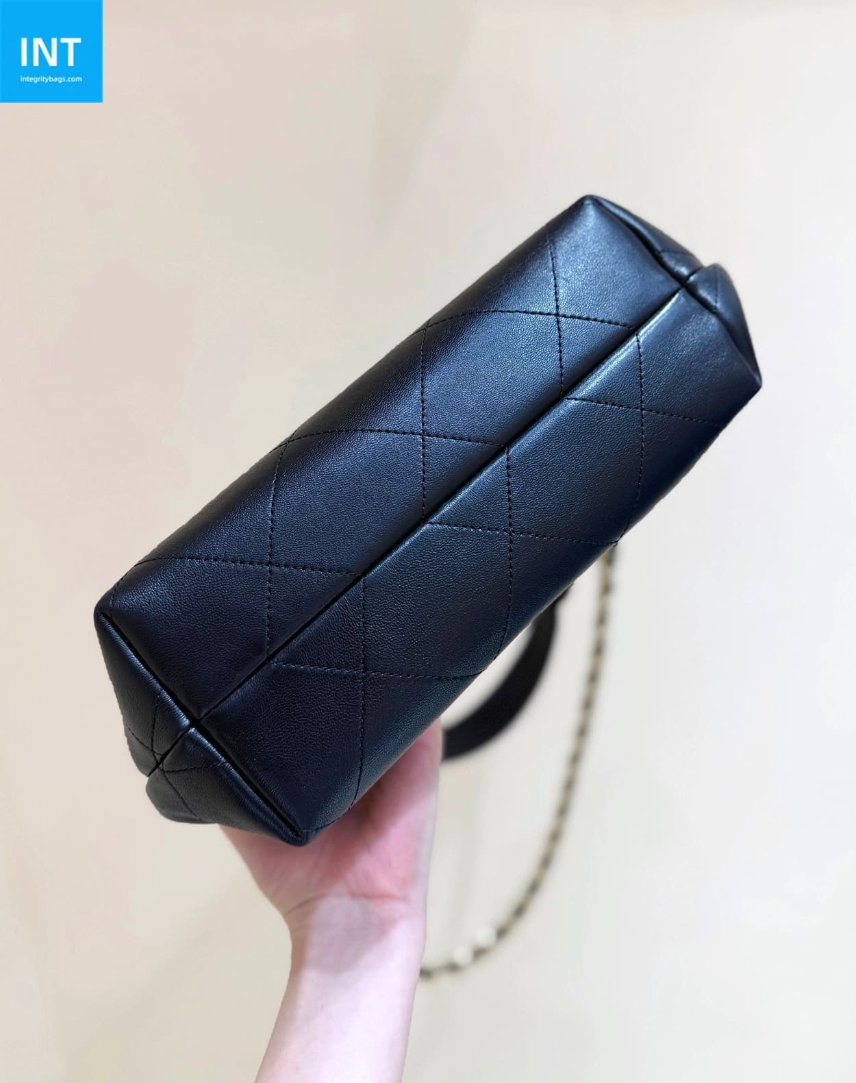 10024.jpg Chanel Maxi Hobo Bag AS5970 - Image 1