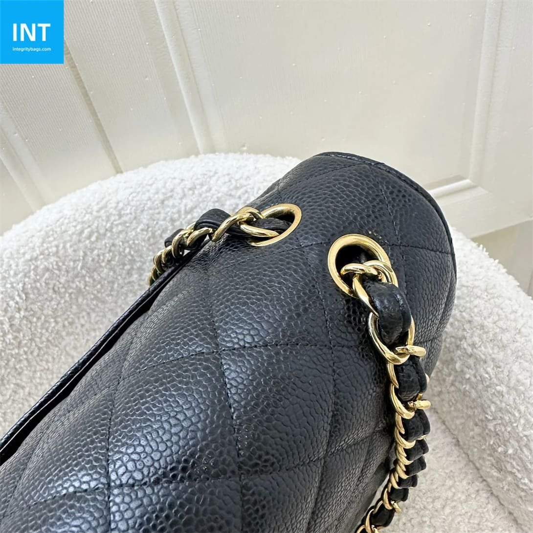 99287412c280cd15eb9a7941e3eac375.jpg CHANEL Classic Maxi Handbag GRAINED CALFSKIN & GOLD METAL - Image 1