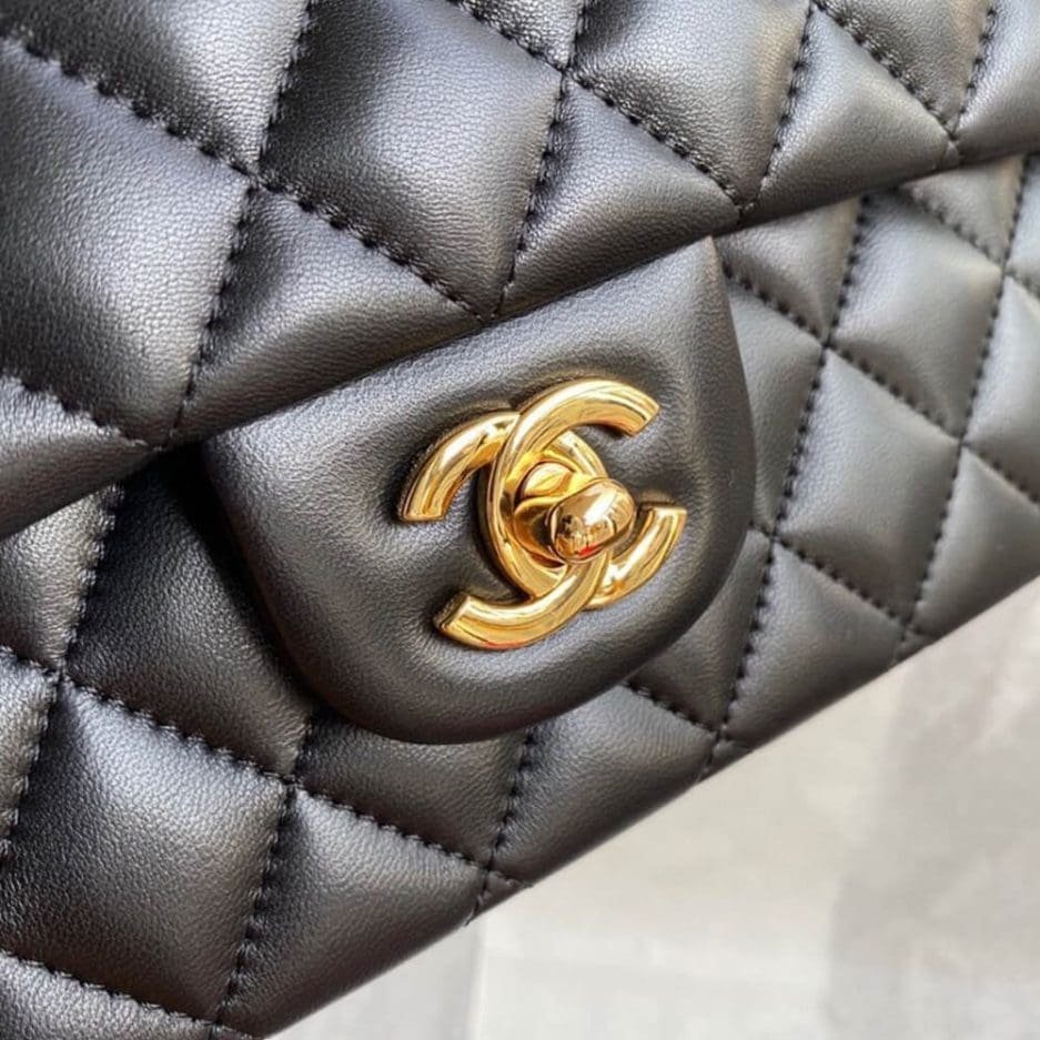 B5FMEg72-6-774-937x937-1.jpg CHANEL CLASSIC HANDBAG Lambskin & Gold Metal - Image 1