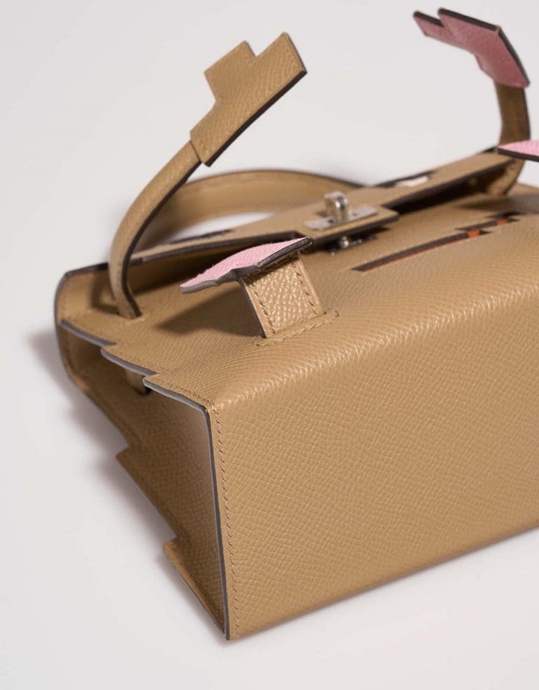 Hermes-Kelly-DollPicto-Chai-Mauve-TerreBattue-Celeste-Gebrauchsspuren-_-Verkaufen-Sie-Ihre-Designer-Tasche-auf-Saclab.com_.jpg Hermès Kellydole Picto Epsom Chai / Mauve / Terre Battue / Celeste - Image 1