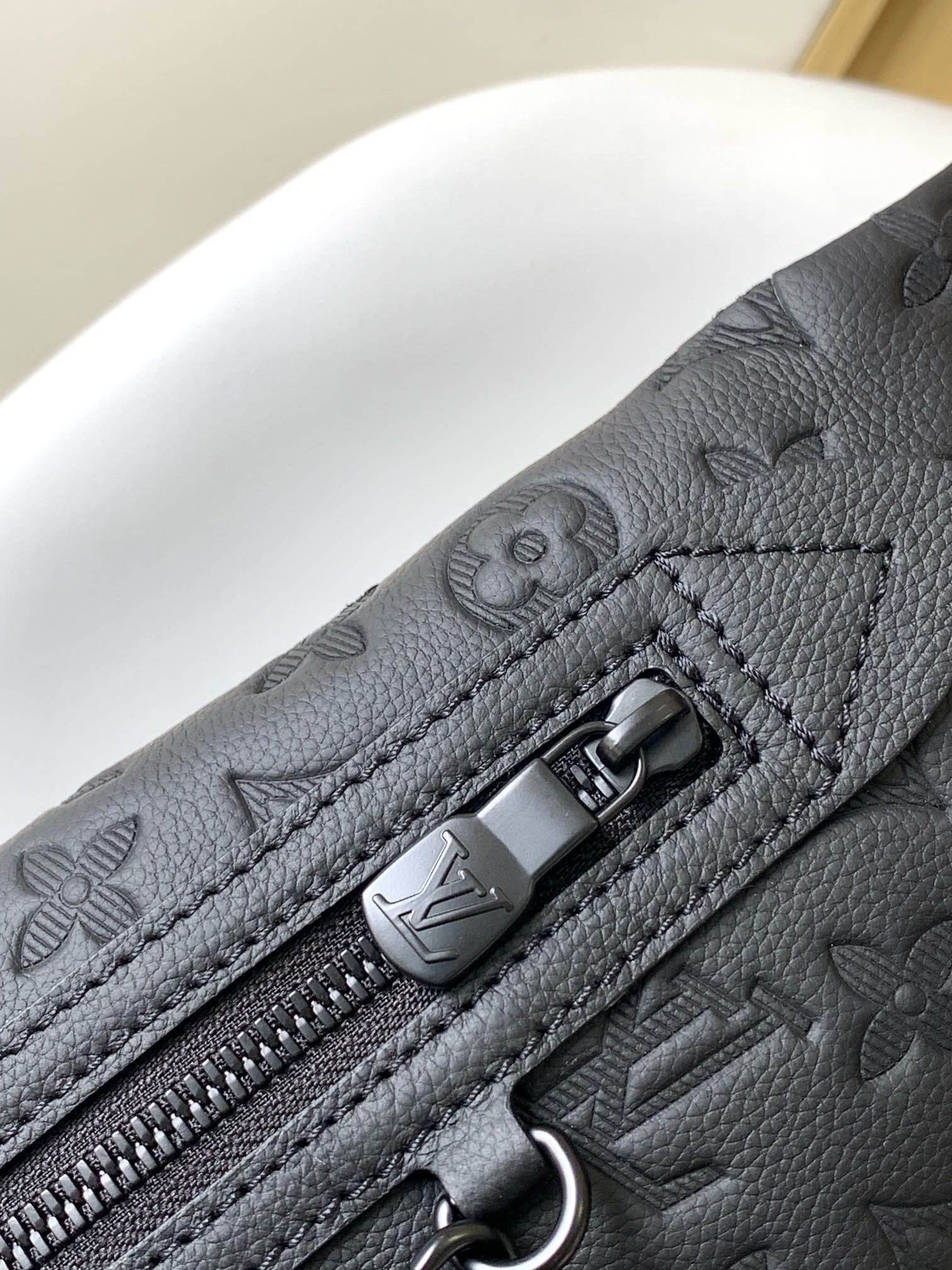 bkMsGlk9-IMG_2428.jpg Louis Vuitton M21890 Duo Slingbag - Image 1