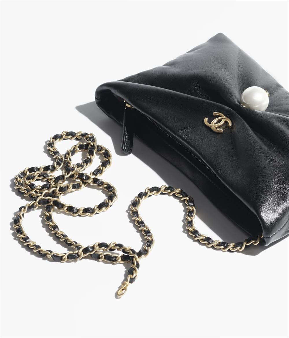 dcf9f949397fc854573eb42a5c1c3287.jpg Chanel Clutch with chain - Image 1