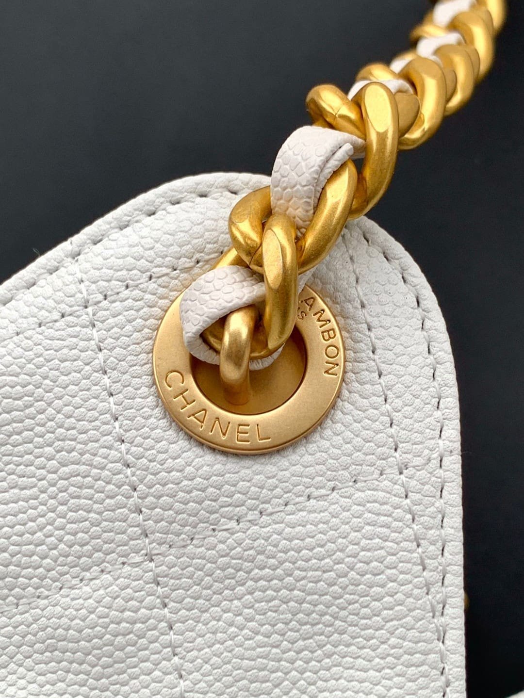 e40ca42f0d95c6ff7b03c5851fae0c5f.jpg CHANEL 25 Medium Handbag - Image 1