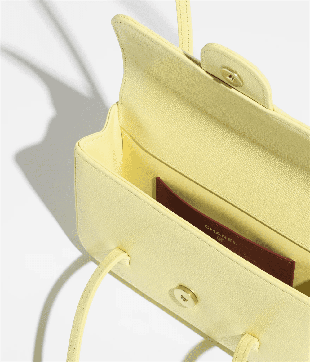 fcf5056f7a5d93d26d40d7a06f8cf774.png Chanel Spring Summer 2026 Pre-collection Clutch with Leather Strap - Image 1