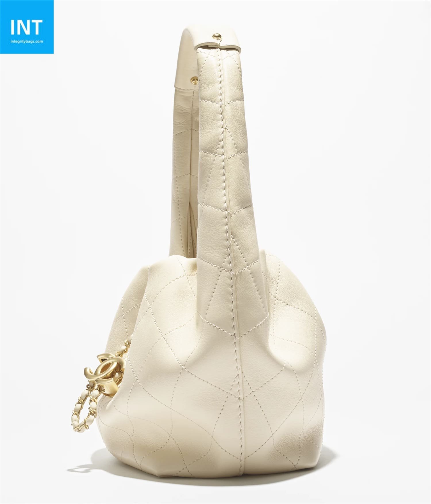 fe5d7c23fd7e7c807c423f057065de91.jpg CHANEL Hobo Handbag - Image 1