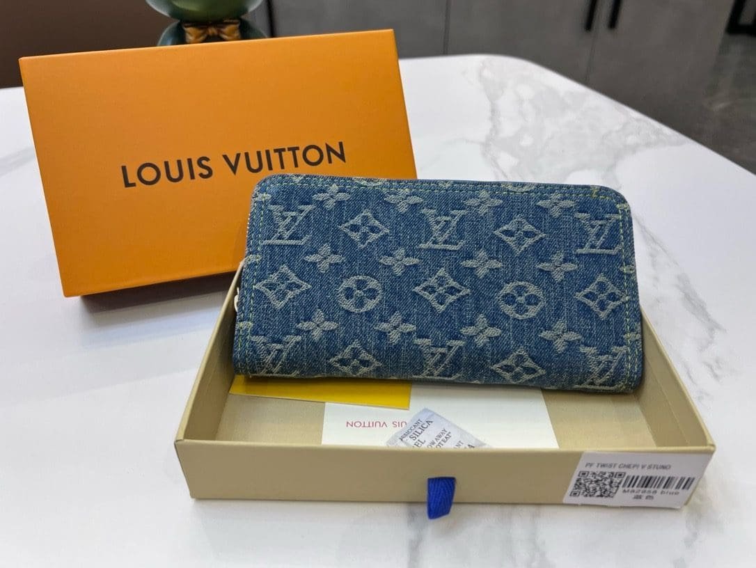 oV6E6GB6-IMG_312020240313-155920.jpg Louis Vuitton M82958 Zippy Wallet - Image 1